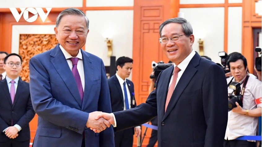 Top Vietnamese leader receives Chinese Premier Li Qiang in photos